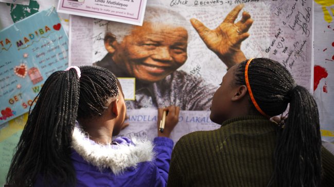 Nelson Mandela cumple un mes hospitalizado en estado crítico