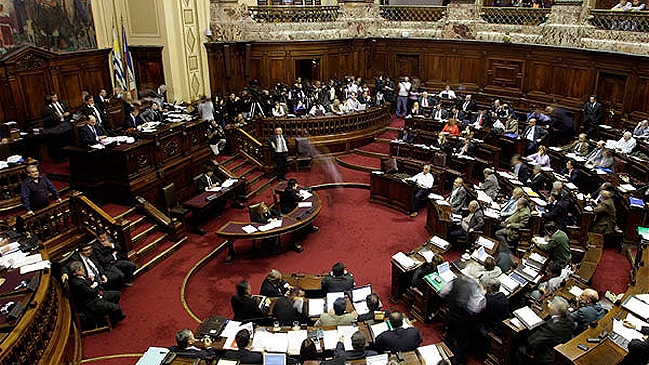 Incertidumbre marca legalización de marihuana a horas de la votación en Uruguay