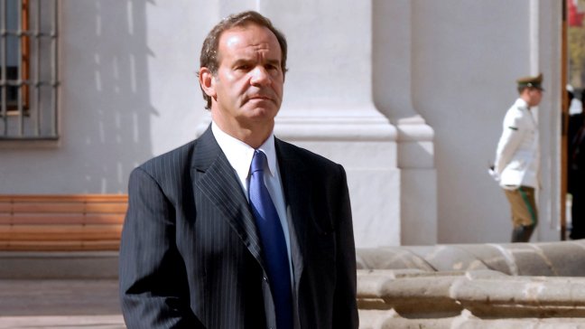 Allamand presentó candidatura senatorial en La Moneda: 