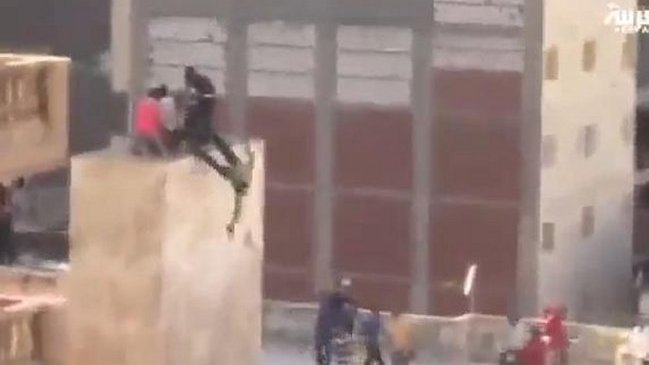 Egipto: Video muestra a islamistas arrojando jóvenes desde torre de seis metros