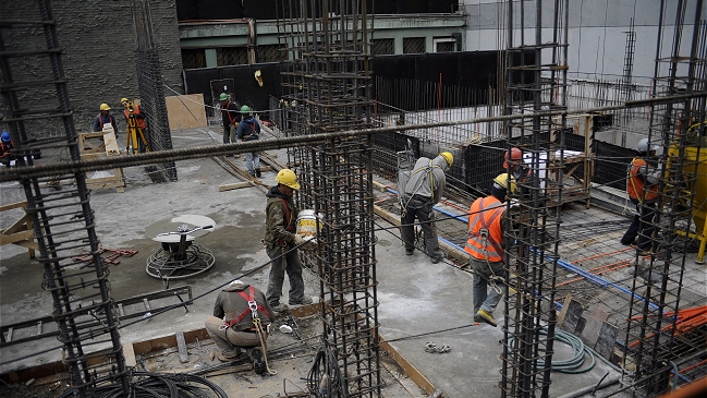 Expertos redujeron a 4,4 por ciento expectativa de crecimiento para Chile