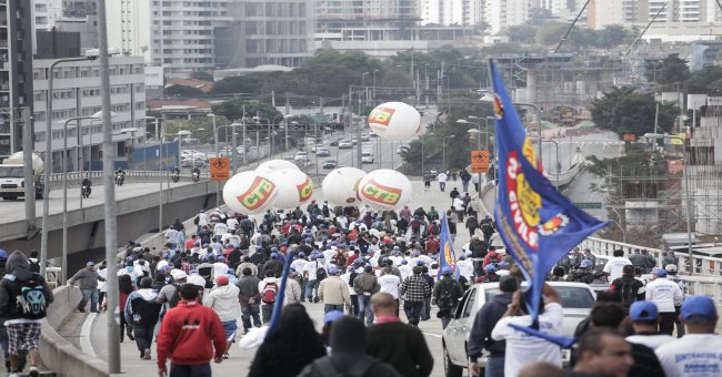 Paro nacional provoca cierre de servicios y corte de carreteras en Brasil
