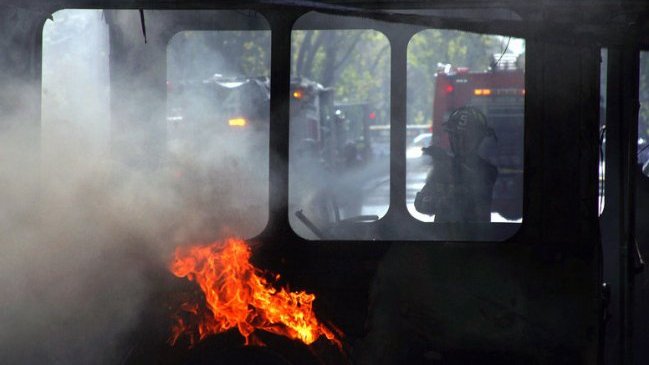 Desconocidos quemaron un bus del Transantiago en Villa Francia