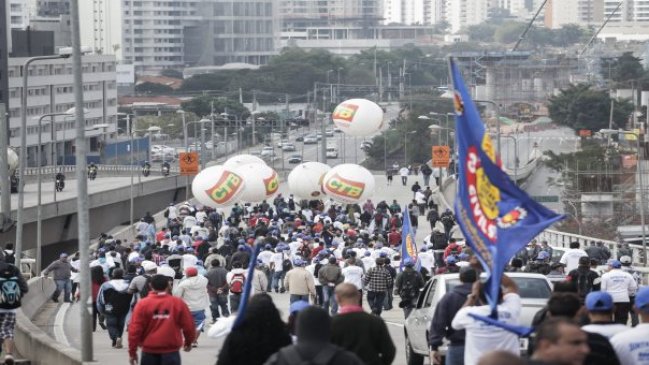 Paro nacional provoca cierre de servicios y corte de carreteras en Brasil