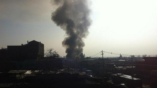 Incendio afecta a local comercial de Recoleta