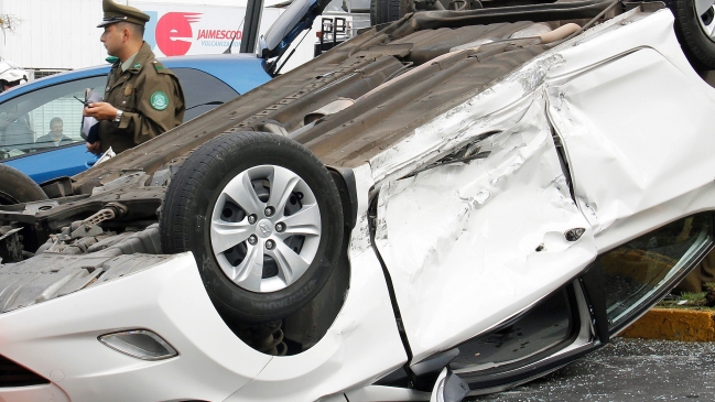 Carabineros investiga volcamiento de vehículo en rotonda Pérez Zujovic