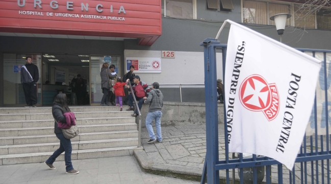 Paro en la ex Posta Central cumple su tercer día: Exigen salida de enfermero