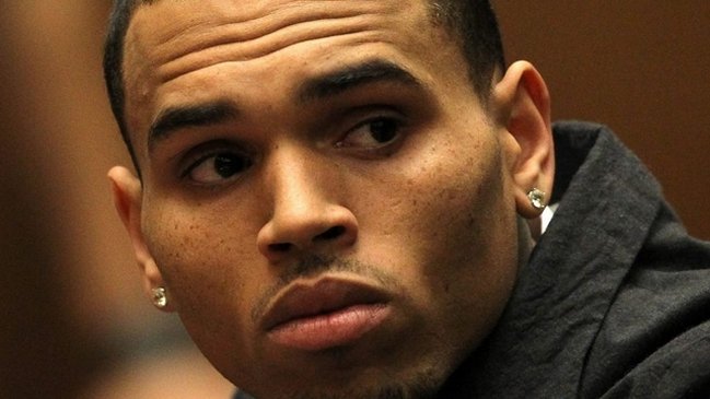 Juez revocó temporalmente libertad condicional a Chris Brown