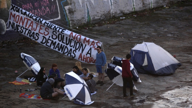 Alumnos de la U. Central acamparon en la ribera del río Mapocho