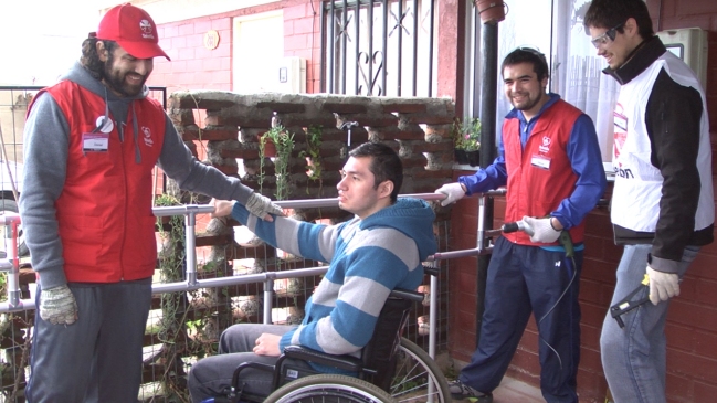 Voluntarios de Teletón refuerzan casas para personas con discapacidad