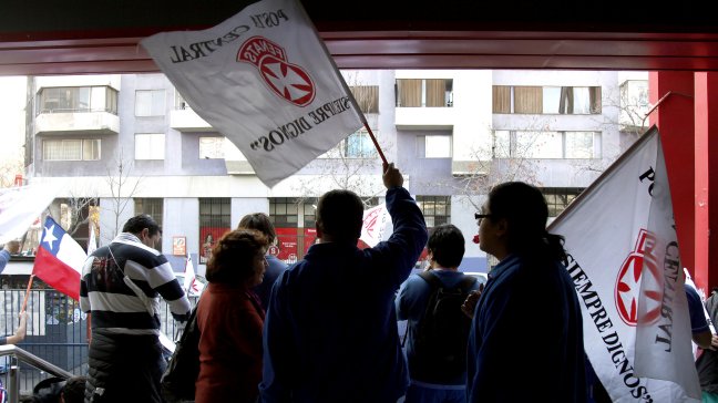 Trabajadores de la ex Posta Central amenazan con paro nacional
