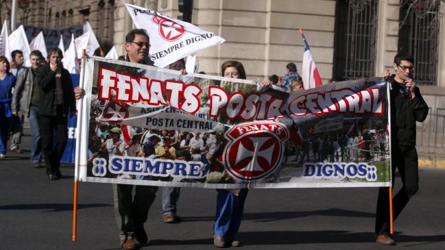 Funcionarios de la ex Posta Central definen futuro del paro