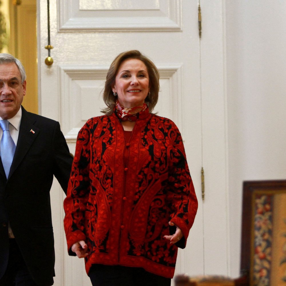 Funcionario de Gobierno inscribió sitio Cecilia Morel 2014