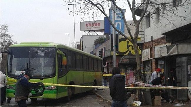 Microbús impactó con un kiosco en la Alameda