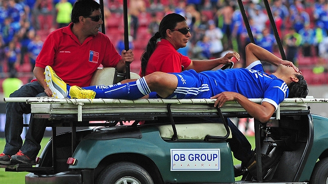 Enzo Gutiérrez sufrió molestias en su rodilla y debe retrasar su regreso a las canchas