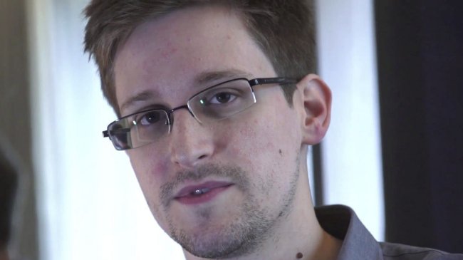 Edward Snowden no abandonará aeropuerto por 