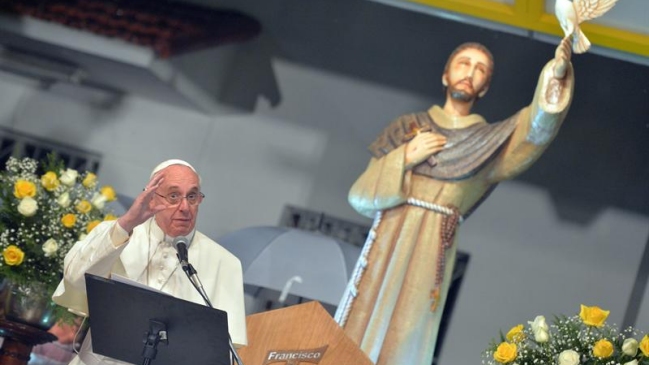 Bebé abandonado en Brasil recibe el nombre de Francisco en honor al papa