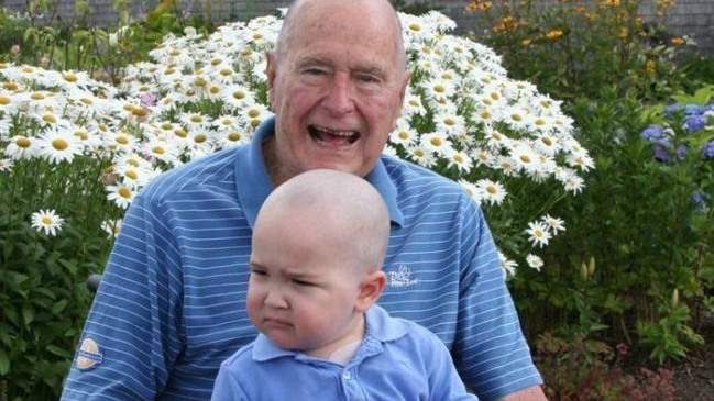 George H.W. Bush se afeitó la cabeza en solidaridad con un niño con leucemia