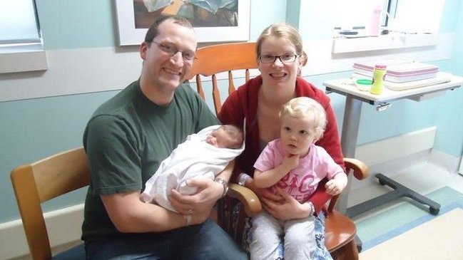 Policía busca a madre sospechosa de asesinar a sus dos hijos en Canadá