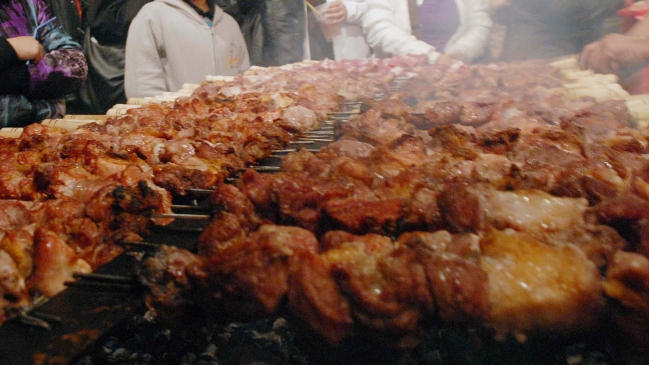 Carne de perro descompuesta era vendida como anticuchos en San Felipe
