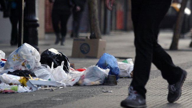 Recolectores amenazan con botar la basura de los camiones en las calles
