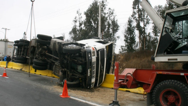 Camión volcó en Ruta 5 Sur provocando congestión vehicular