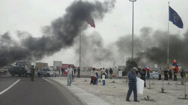 Ariqueños cortaron ruta internacional en rechazo a minera