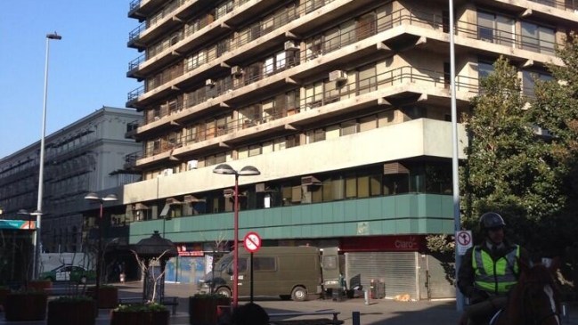 Carabineros investiga paquete sospechoso en cercanías de Municipio de Santiago