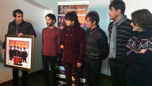 Manuel Lagos entregó disco de oro a Los Bunkers por última producción