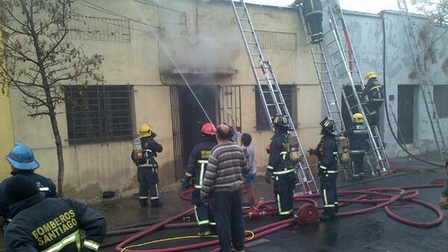 Incendio en vivienda de Santiago dejó una persona con quemaduras