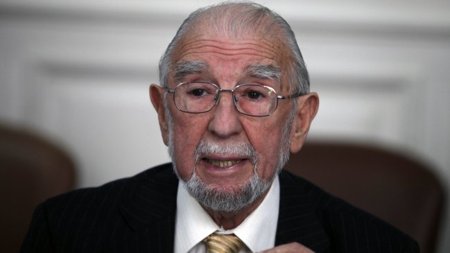 Senador Mariano Ruiz-Esquide fue internado en la Clínica Las Condes