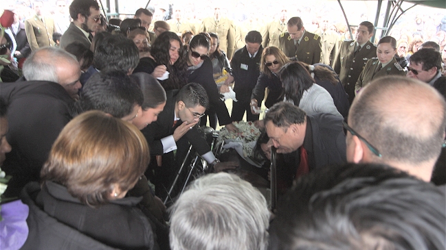 Resumen del fin de semana: Funeral de carabinero, primarias y más