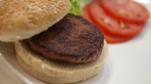 Presentan la primera hamburguesa creada en laboratorio
