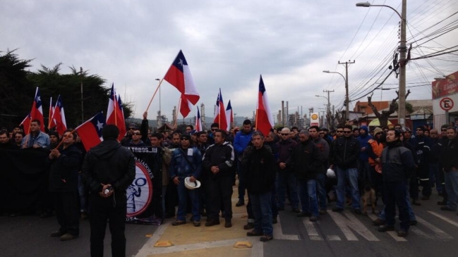 Trabajadores protestan por falta de seguridad en refinería de Concón