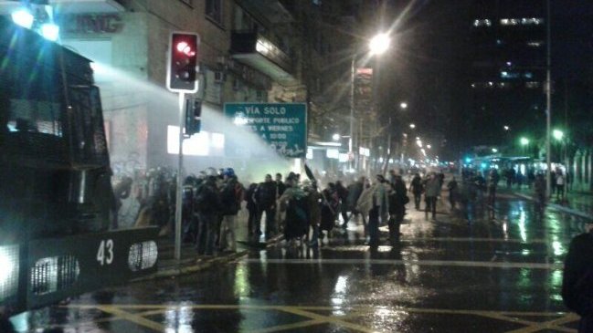Manifestación en el centro de Santiago por muerte de comunero mapuche