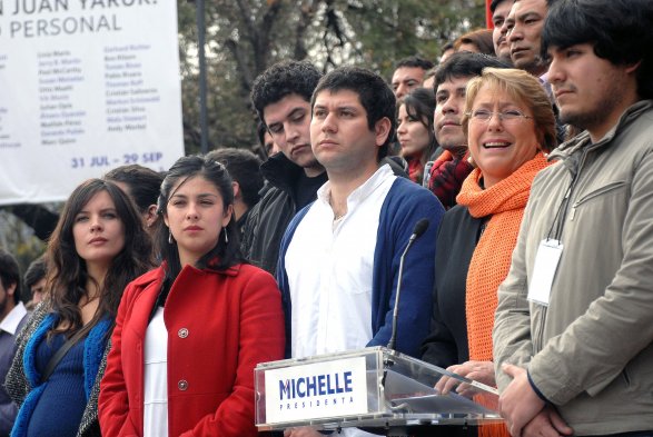 La candidata Michelle Bachelet sostuvo un encuentro con ex dirigentes estudiantiles en el Museo de Arte Contemporáneo. Destacó la presencia de los jóvenes comunistas Camila Vallejo, Camilo Ballesteros y Karol Cariola. 