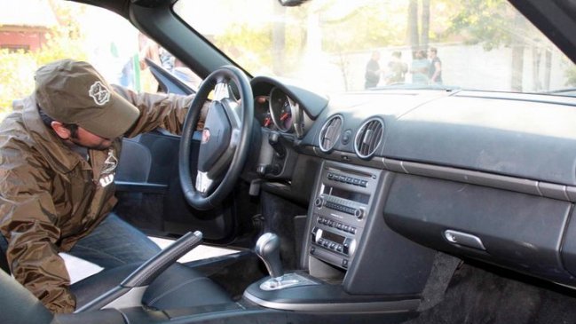 Delincuentes robaron un automóvil de lujo desde parcela en Talagante