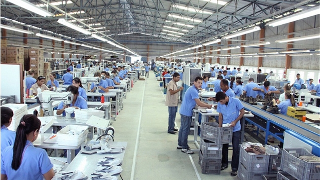 Seis de cada 10 santiaguinos dice tener un compañero de trabajo 