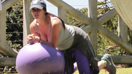   Jennifer Love Hewitt: Guapa, embarazada y haciendo yoga 