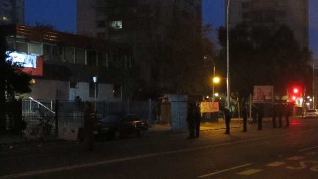 Carabineros desalojó a funcionarios en huelga de la ex Posta Central