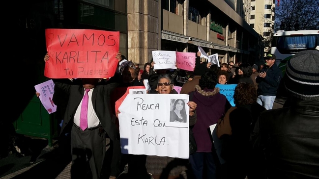 Protesta a favor de Karla Rubilar en inicio de consejo general de RN