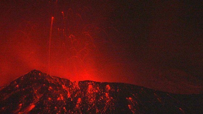 Al menos cinco muertos por erupción de volcán Rokatenda de Indonesia