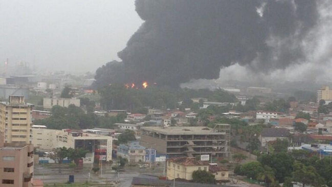 Rayo causó incendio en refinería de petróleo en Venezuela