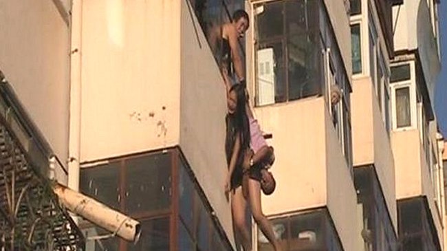 Hombre salvó a una joven suicida atrapándola en plena caída