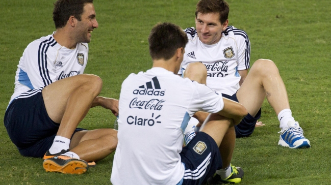 Messi volvió a Barcelona por lesión y no jugará ante Italia