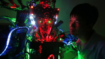   Inventor chino creó robot con basura 