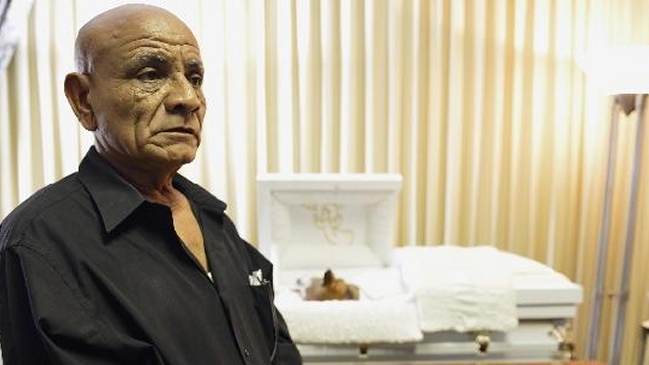 Dueño de funeraria que veló a su perro arriesga millonaria multa