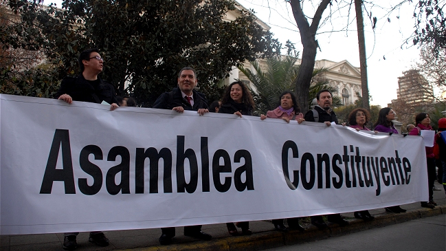 Encuesta: Cuatro de cada cinco santiaguinos respaldan Asamblea Constituyente