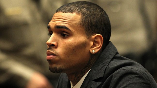 Chris Brown deberá cumplir otras mil horas de trabajo comunitario