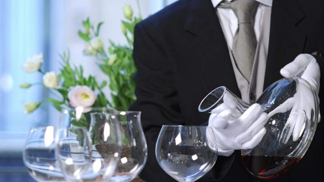 La exclusiva escuela que forma mayordomos de lujo